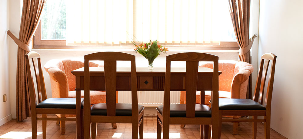 Gemeinschaftlicher Essbereich mit Sofa und Tisch