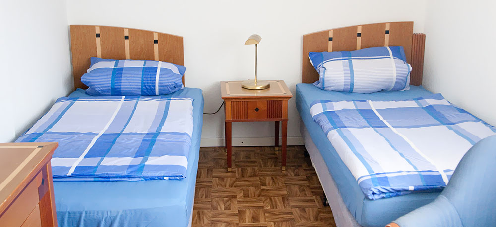 Zweibettzimmer in blauen Farbtönen