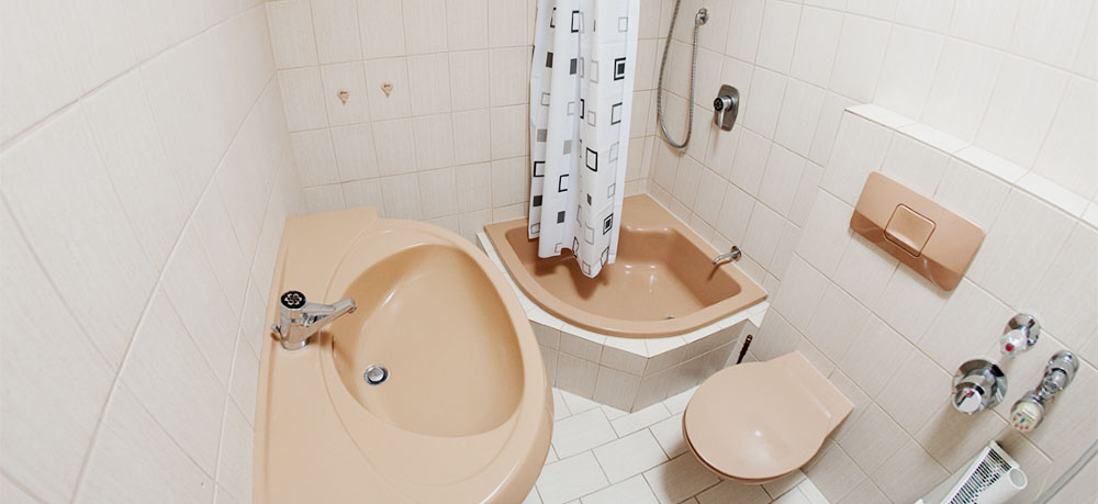 Badezimmer mit Wanne, Dusche und WC