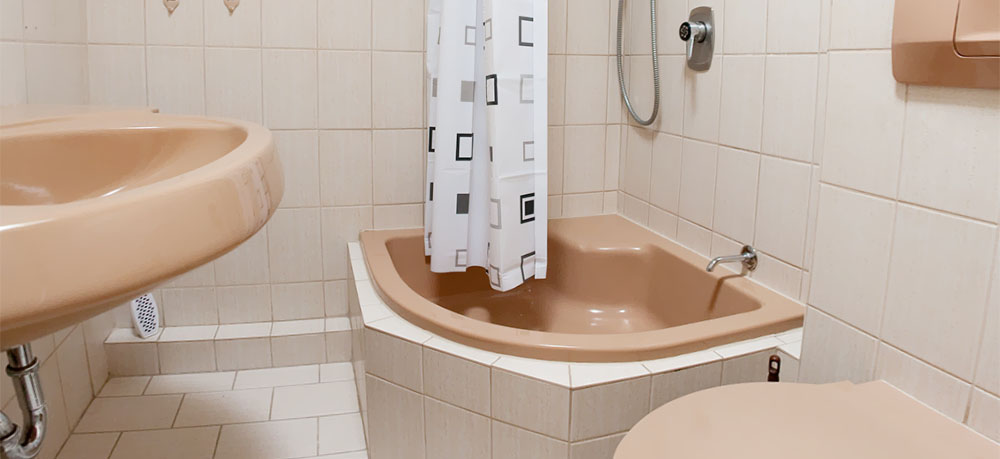 Badewanne mit Duschvorrichtung